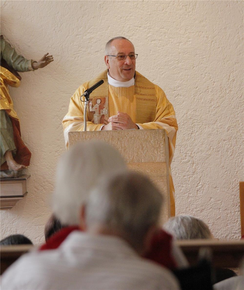 Monsignore Heinrich Weiß dankte in seiner Festpredigt für 55 Jahre Wegbegleitergeschichten.  (Bernhard Gattner)