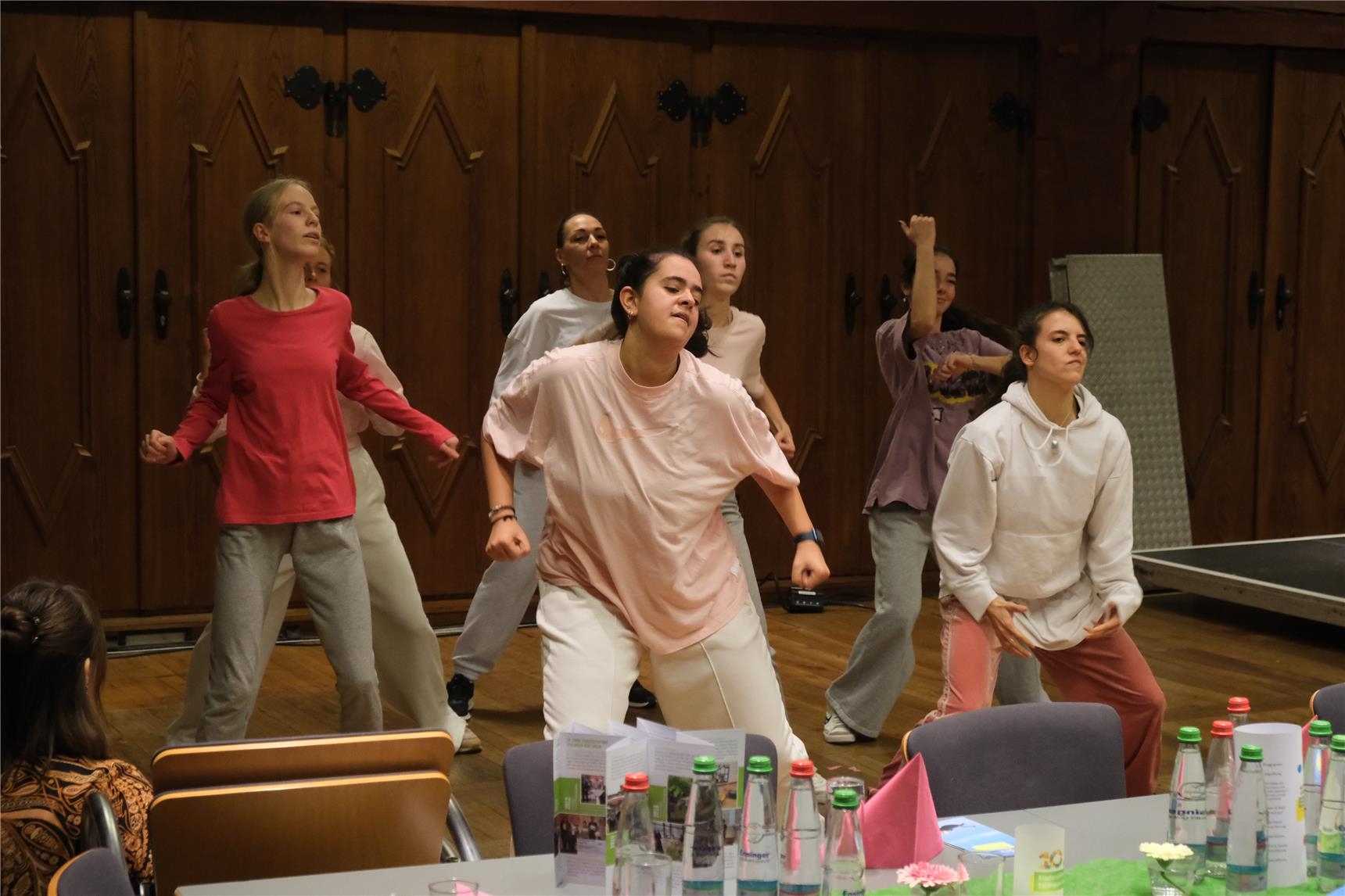 Sieben junge Frauen machen einen Break-Dance auf der Bühne (Thomas Wilk)