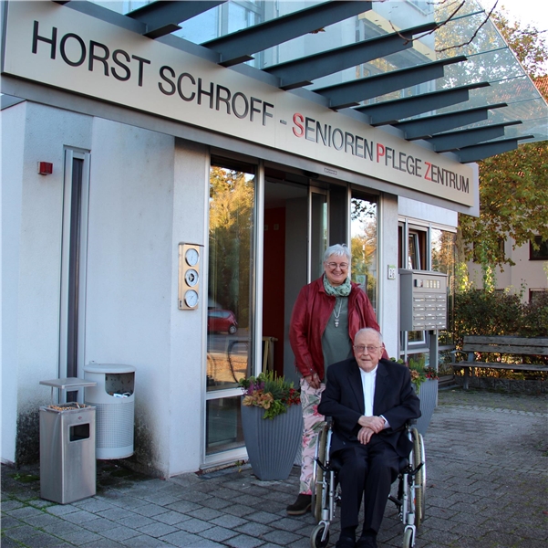 Monsignore Horst Schroff und Regina Hertlein, Vorstandsvorsitzende des Caritasverbands Mannheim und der Caritas-Wohltäter-Stiftung, vor dem Horst Schroff SeniorenPflegeZentrum