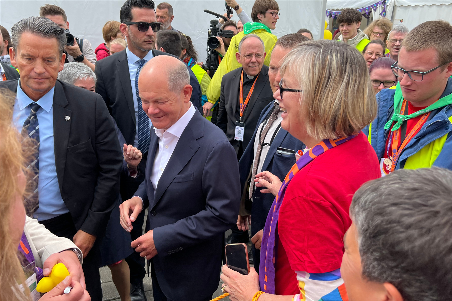 Olaf Scholz am Stand der Caritas (Thomas Müller)