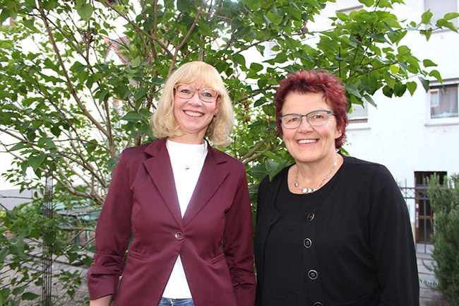 Außenaufnahme, Gruppenbild mit zwei Frauen (Caritasverband Darmstadt e. V.)