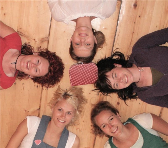 Fünf lachende Mädchen
