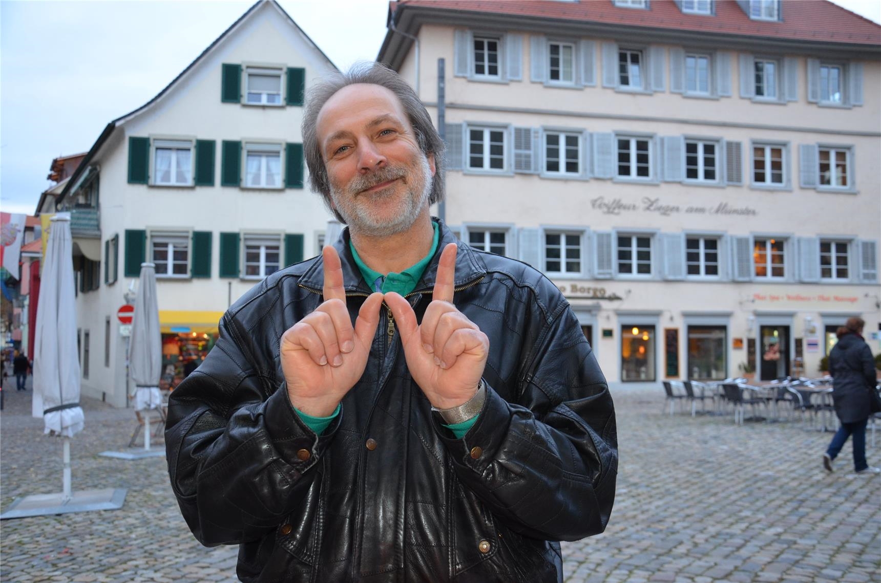 Mann mit W-Fingern (Caritas Konstanz)