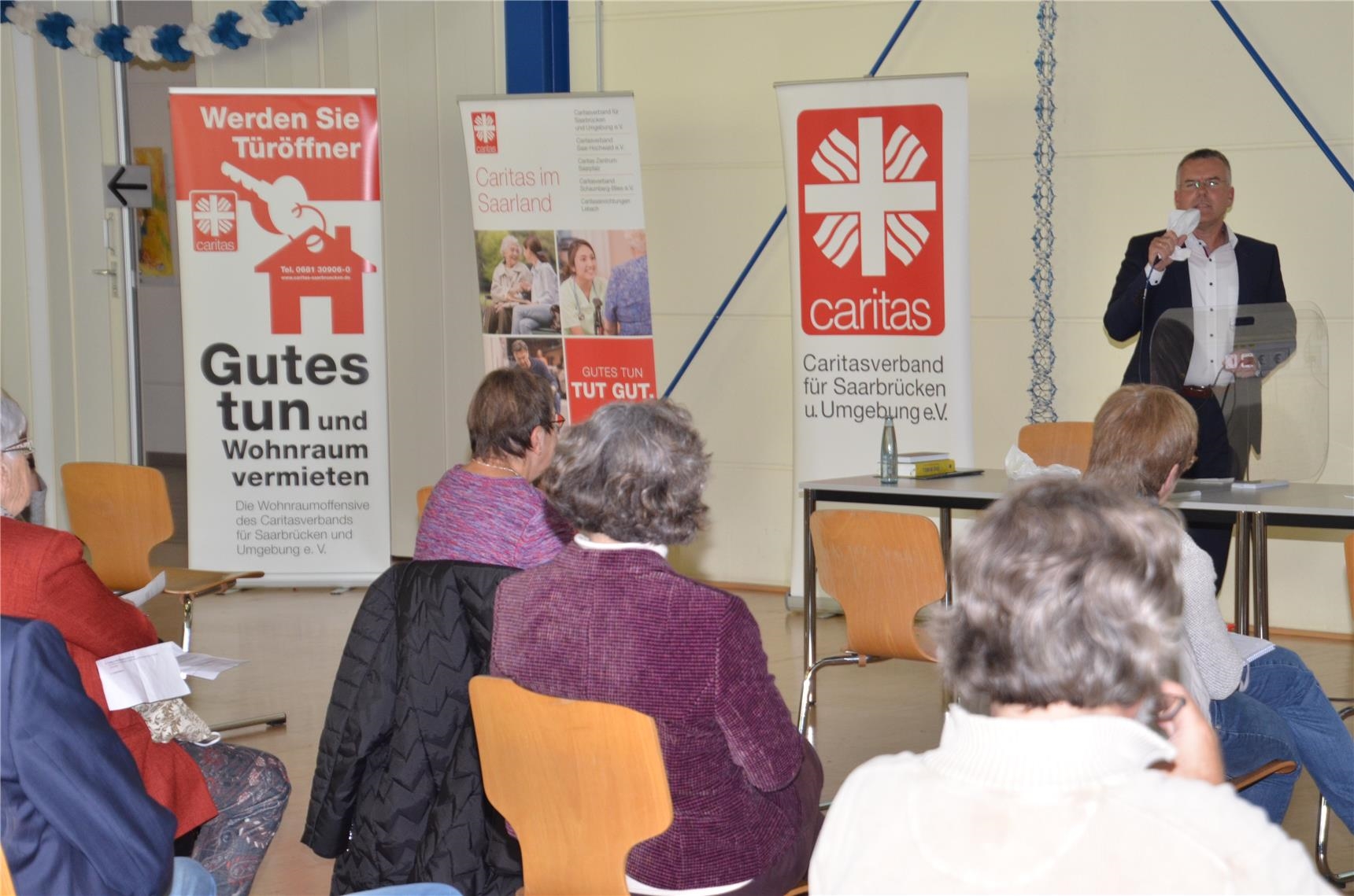 Caritasdirektor Michael Groß stellt das Projekt Türöffner vor. 