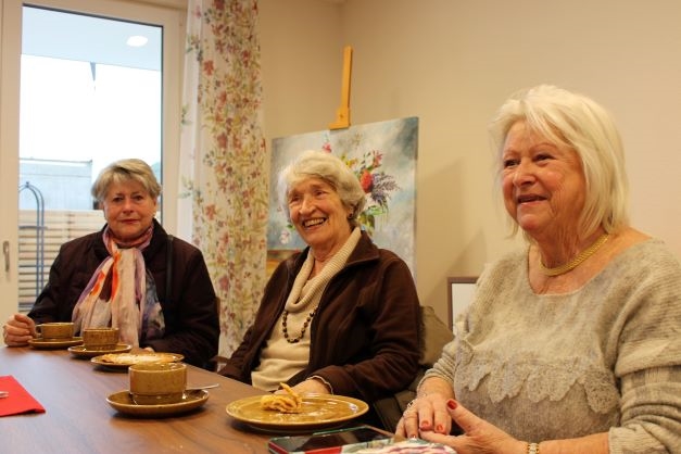 Drei Freundinngen schauten sich gemeinsam die neue Einrichtung an.  (Caritasverband Darmstadt e. V.)