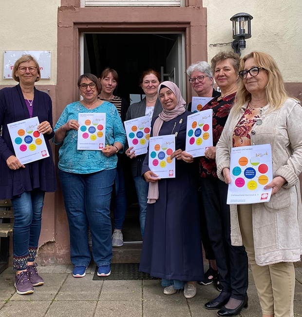 Das Team der Kinder Kleider Kiste Erbach mit neuer Broschüre (Caritasverband Darmstadt e. V.)