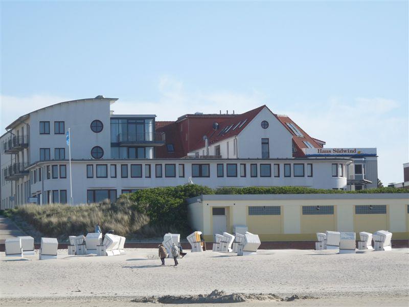 Das Gästehaus Germania wirkt auch vom Strand aus sehr imposant.