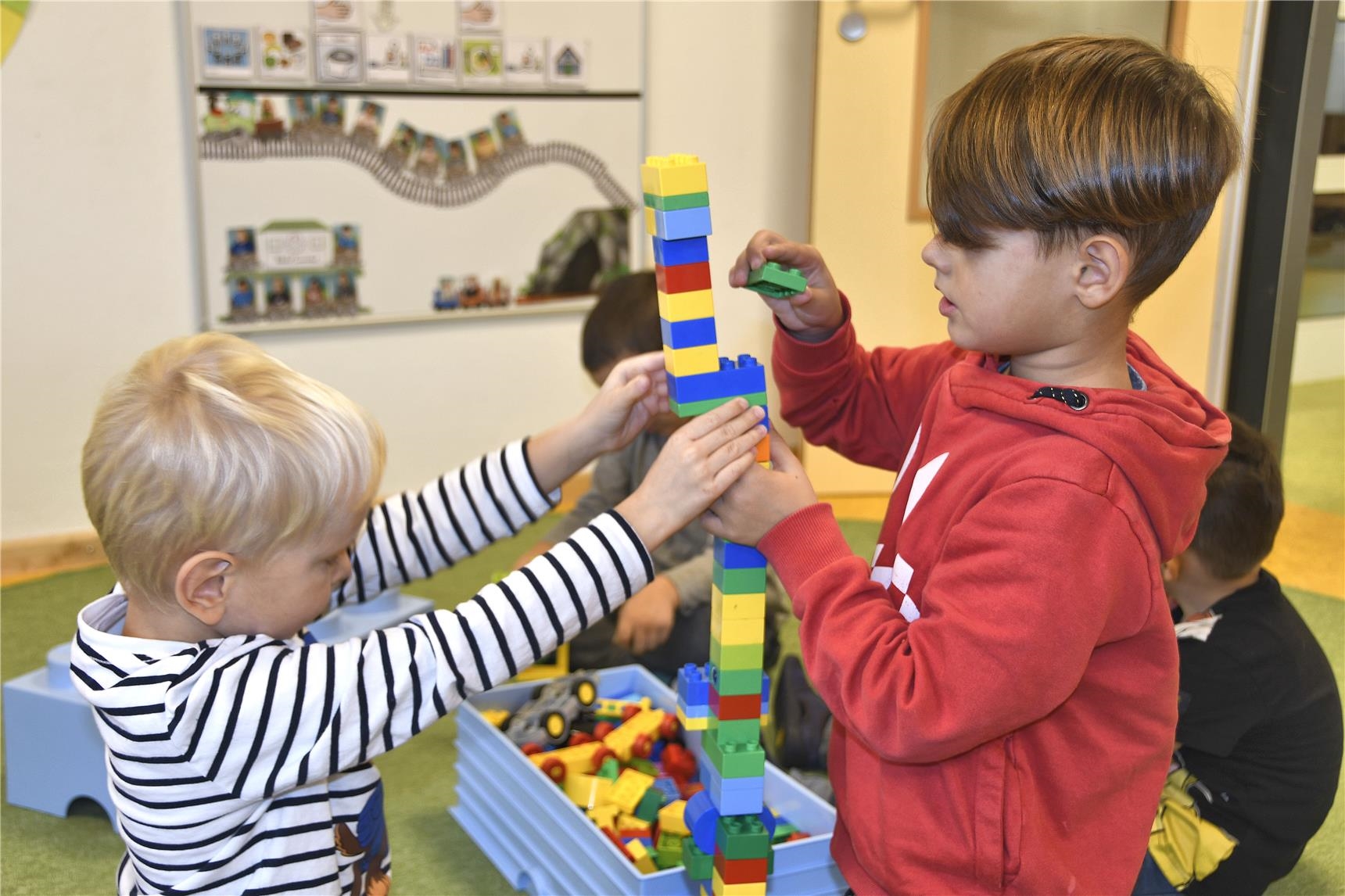 Integrationskindergarten_Zwei Kinder spielen Lego 
