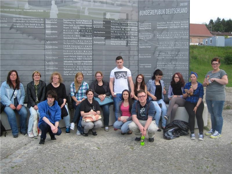 Schüler der Caritas-Berufsfachschule für Altenpflege Sulzbach-Rosenberg in der KZ-Gedenkstätte Flossenbürg.