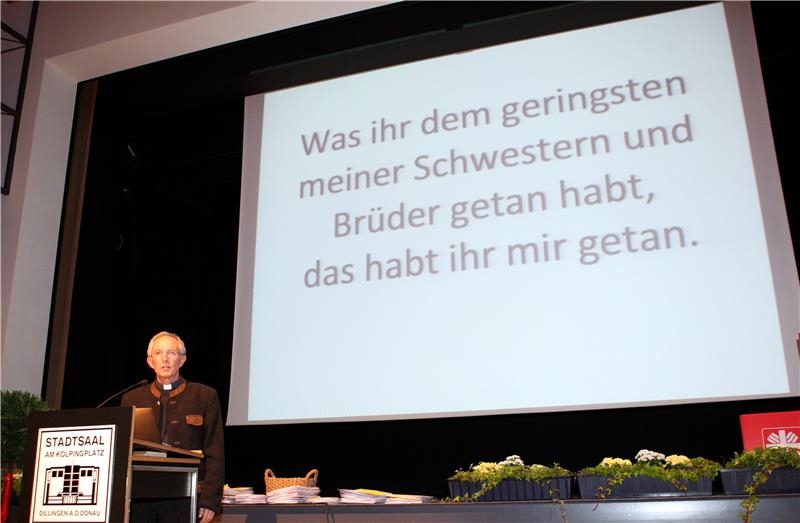 Dillingens Stadtpfarrer Wolfgang Schneck unterstreicht in seinem Festvortrag den eigentlichen Impuls der Caritas.  (Annette Zöpf)