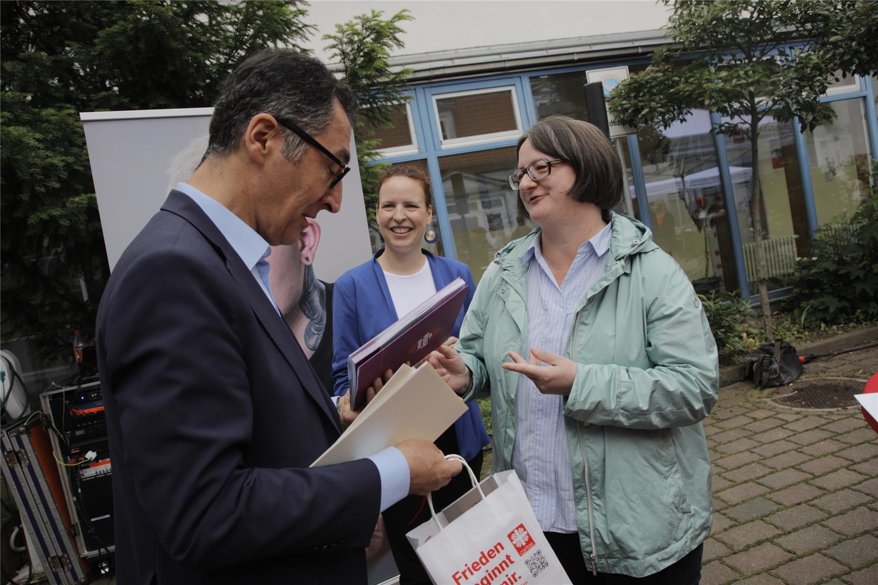 Bundeslandwirtschaftsminister Cem Özdemir mit Diözesan-Caritasdirektorin Monika Funk (Ralf Gerard)