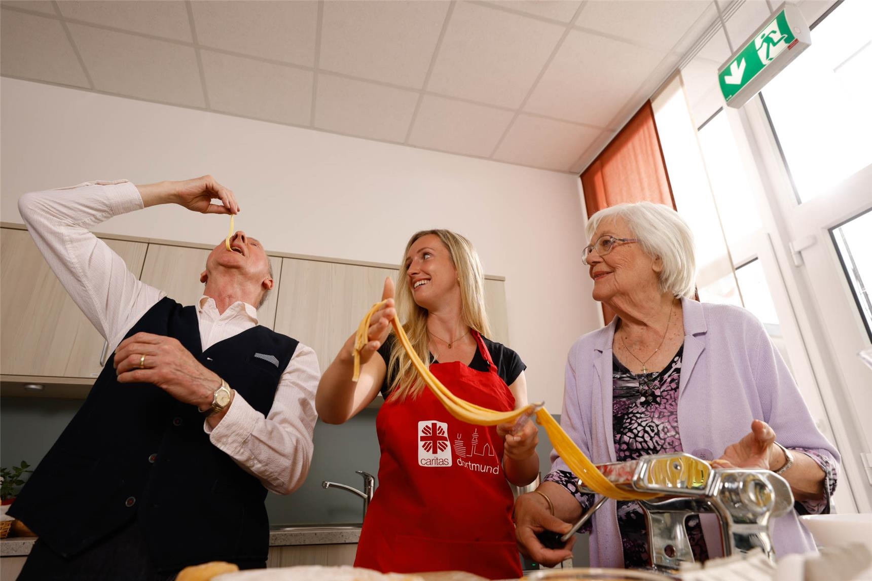 Drei menschen kochen zusammen. 