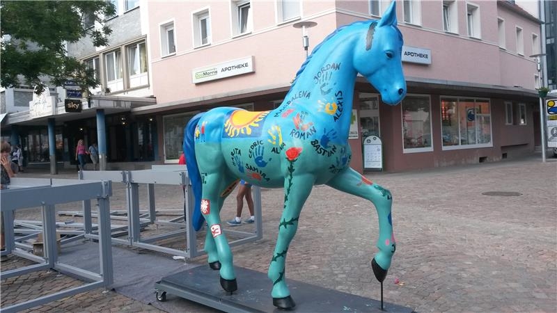 linke Seite der bunten Pferdeskulptur (Caritas Speyer)