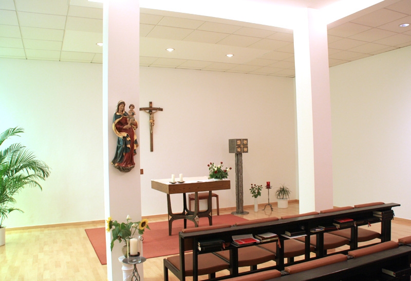 Die hauseigene Kapelle mit Gebetsbank und Blick in den Altarraum. 
