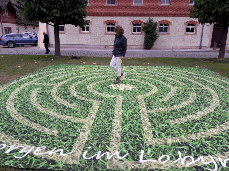 Frau läuft durch ein Labyrinth 