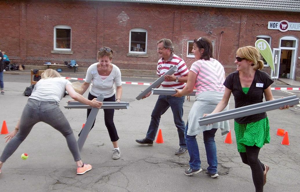 Gruppe Erwachsener bei Spiel und Spaß  (DiCV Hildesheim)