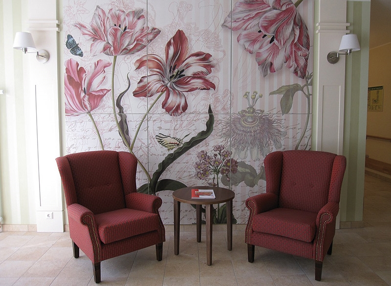 Moderne Sitzgruppe mit floralem Wanddekor bietet eine stilvolle Aufenthaltsmöglichkeit in den Gemeinschaftsflächen. 