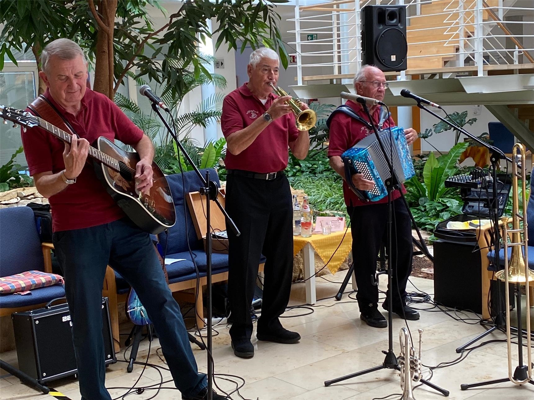 Grillfest mit Tanz und Musik im Seniorenzentrum St. Georg 