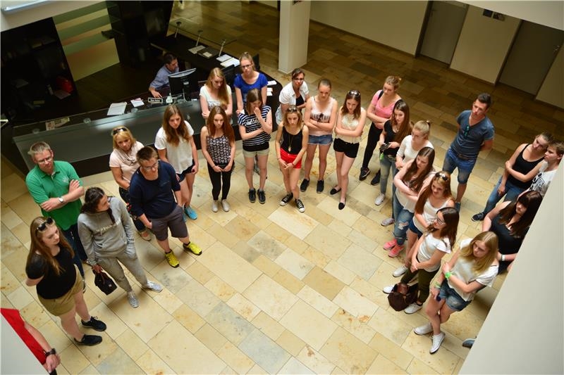 Jugendliche stehen im Kreis bei der Pforte im Hauptgebäude des Deutschen Caritasverbandes (youngcaritas Deutschland)
