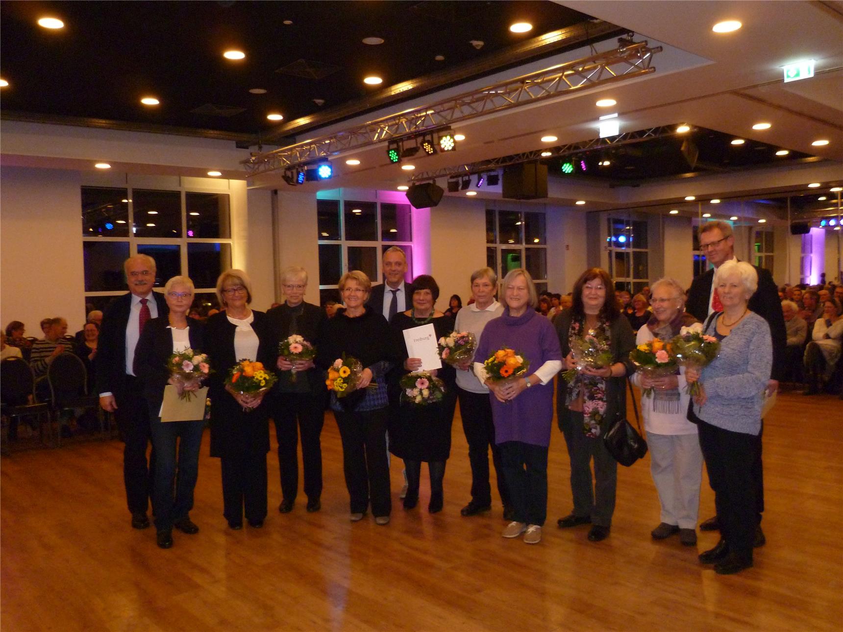 Grüne Damen und Herren der Krankenhaus-Hilfe-Gruppe