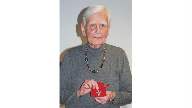 Ingrid Höppner mit Elisabethkreuz