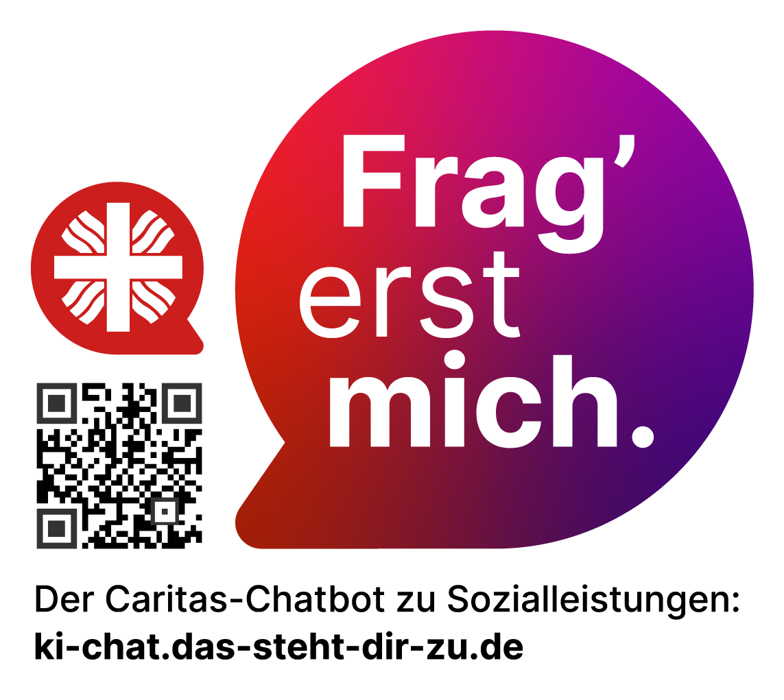Grafik zur Bewerbung des Caritas-Chatbots „Frag erst mich.“ Auf weißem Hintergrund steht in einer großen farbigen Sprechblase der Schriftzug „Frag erst mich.“ Links befinden sich das Caritas-Logo und ein QR-Code. Darunter steht der Hinweis „Der Caritas-Chatbot zu Sozialleistungen: ki-chat.das-steht-dir-zu.de“.