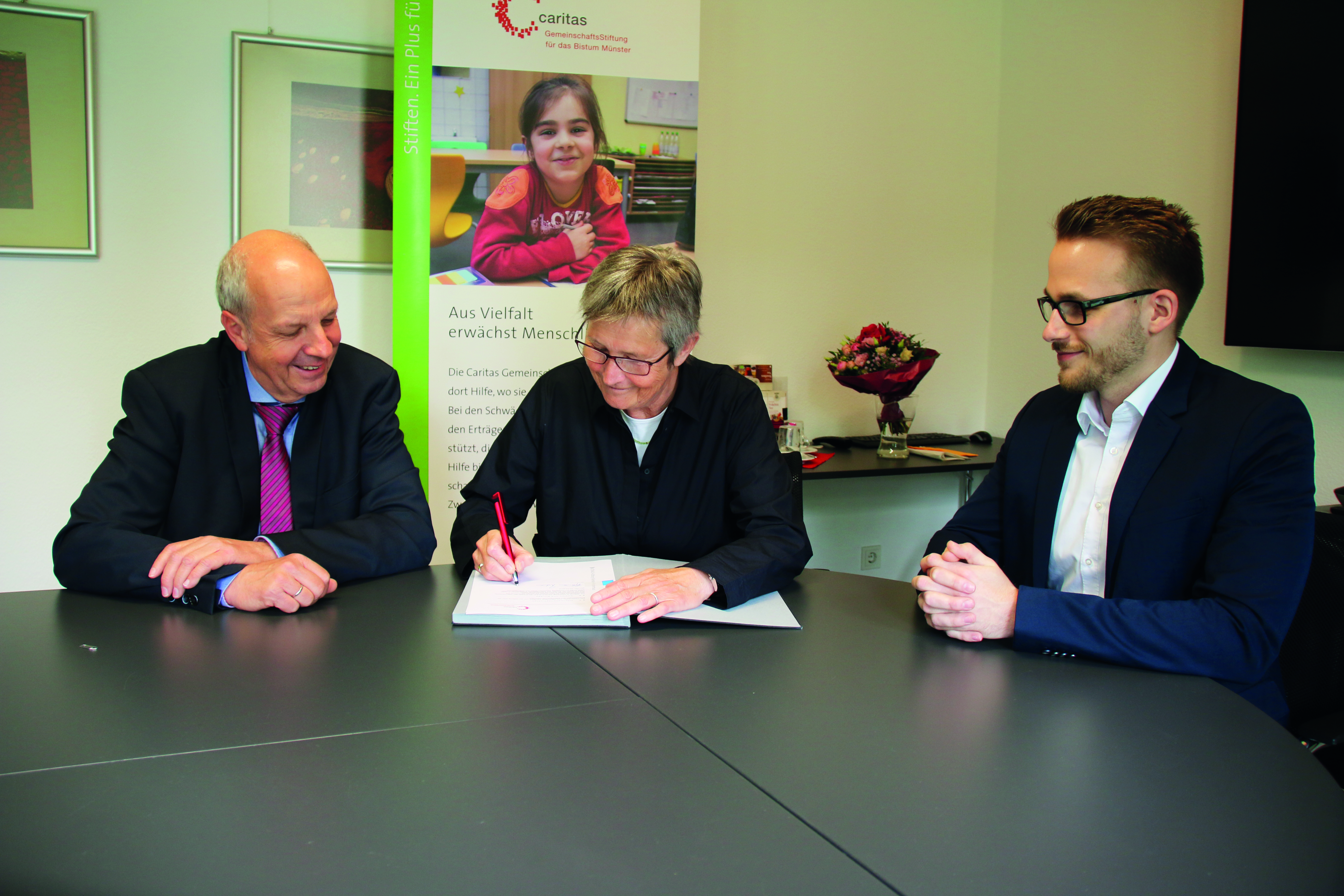 Stifterin Ursula Hölle unterschreibt den Vertrag.