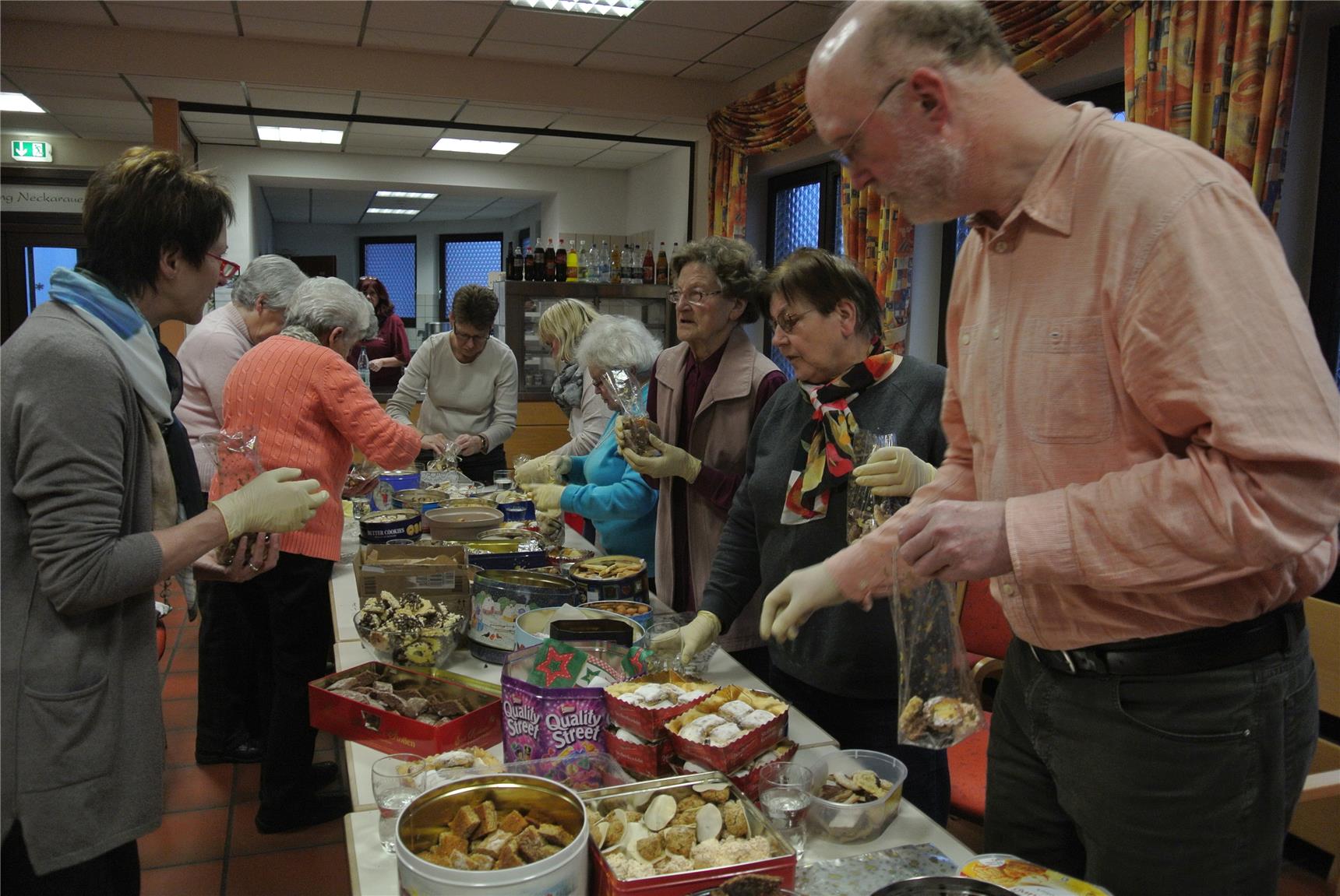 Hier werden die Weihnachtsplätzchen eingetütet