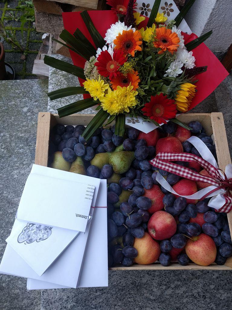 Präsente: Blumen und Weintrauben