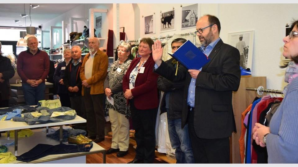 Segnung des Teams und des Kleiderladens bei der Eröffnung von Pfr. Ulrich Hund