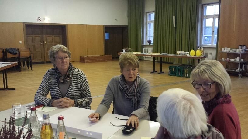 Teilnehmende im Gespräch_Buchen