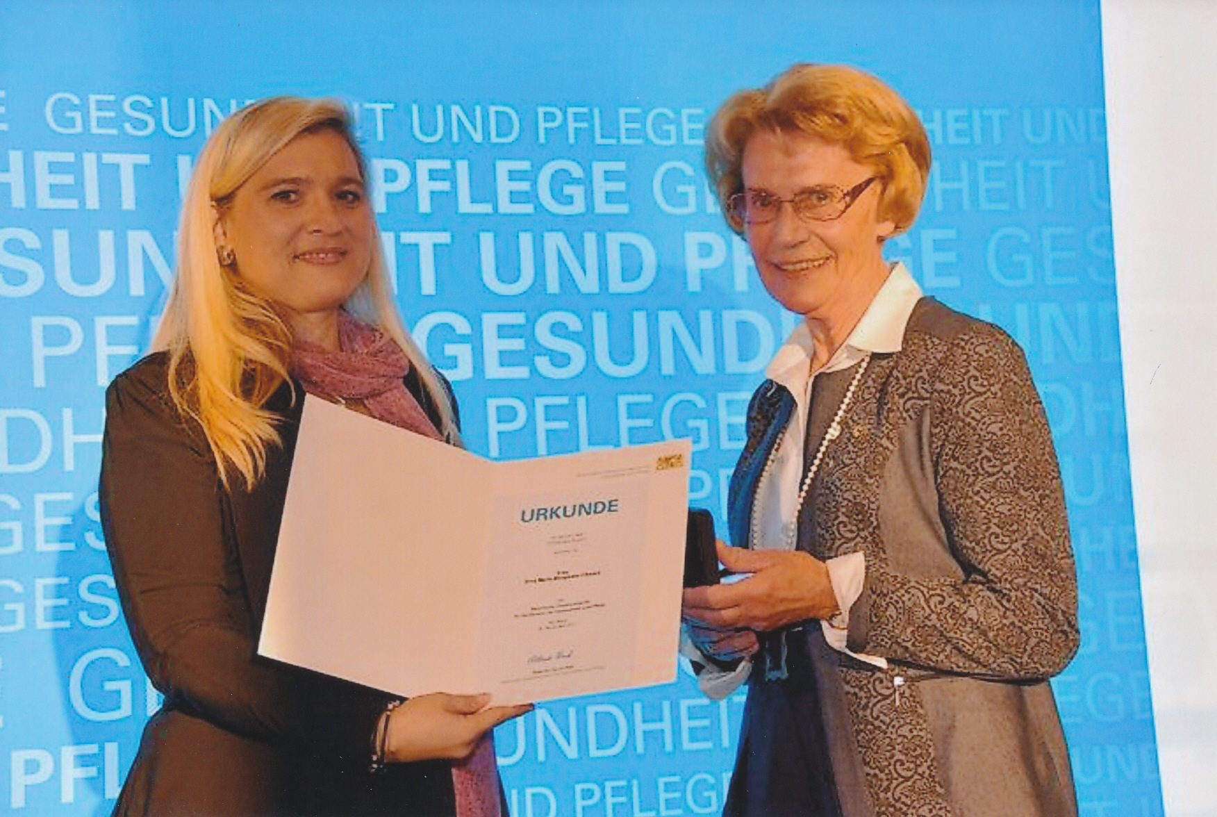 Preisverleihung von Staatsministerin Melanie Huml, MdL an Erna Oßwald (re)